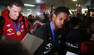 Wilfredo Leon na lotnisku w Warszawie