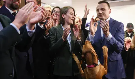 założyciel Stowarzyszenia Kraków dla Mieszkańców Łukasz Gibała (P) podczas wieczoru wyborczego w swoim sztabie w Krakowie