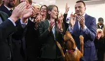 założyciel Stowarzyszenia Kraków dla Mieszkańców Łukasz Gibała (P) podczas wieczoru wyborczego w swoim sztabie w Krakowie