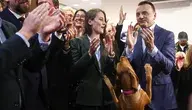 założyciel Stowarzyszenia Kraków dla Mieszkańców Łukasz Gibała (P) podczas wieczoru wyborczego w swoim sztabie w Krakowie