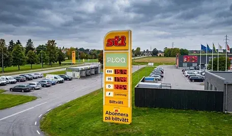 Zdjęcie z wpisu Daniala Obajtka na tle terenu w Szwecji