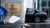 Ilustracja wizualizuje dramatyczny kontrast między oficjalnym obliczem Prokuratury Europejskiej a luksusowymi korzyściami (mercedes i gotówka), które są w centrum zarzutów wobec posła.