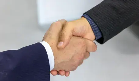 Mężczyźni podający sobie dłoń