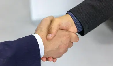 Mężczyźni podający sobie dłoń