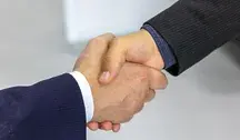 Mężczyźni podający sobie dłoń