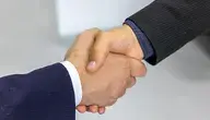 Mężczyźni podający sobie dłoń