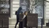 Płomienny romans na chodniku przy Alejach Jerozolimskich. Ludzie mijali ich obojętnie, teraz szuka ich policja