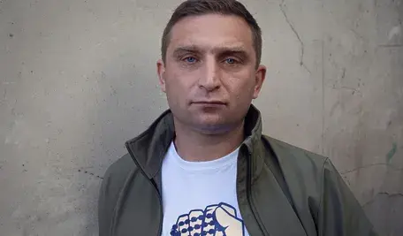 Robert Bąkiewicz był oskarżony o zniszczenie zabytkowej elewacji budynku Ministerstwa Klimatu
