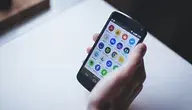 Dłoń trzymająca smartfon