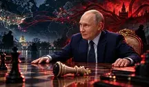 Ilustracja przedstawiająca Władimira Putina siedzącego przy stole z motywem szachownicy. W tle widoczna jest mapa świata z czerwonymi liniami symbolizującymi globalne wpływy Rosji, połączenie z USA oraz sylwetki Kremla i Waszyngtonu