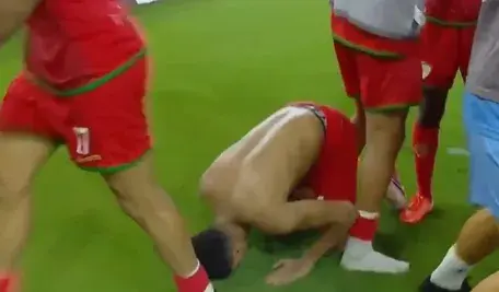 Musab Al-Shaqsy zdobył kluczową bramkę dla Omanu, ale żółta kartka za zdjęcie koszulki sprawiła, że o awansie jego drużyny musiało zdecydować losowanie.