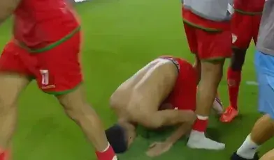 Musab Al-Shaqsy zdobył kluczową bramkę dla Omanu, ale żółta kartka za zdjęcie koszulki sprawiła, że o awansie jego drużyny musiało zdecydować losowanie.