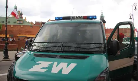 Tajemnicza przesyłka nadana z Niemiec trafiła do siedziby Żandarmerii Wojskowej w Nowej Dębie, a po jej otwarciu trzy osoby zostały przewiezione do szpitala.