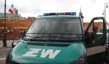 Tajemnicza przesyłka nadana z Niemiec trafiła do siedziby Żandarmerii Wojskowej w Nowej Dębie, a po jej otwarciu trzy osoby zostały przewiezione do szpitala.