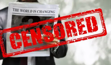 Mężczyzna stojący z gazetą, na pierwszym planie czerwony napis "Censored".
