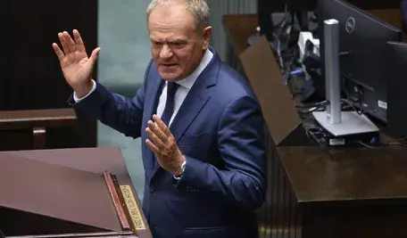 Najnowszy sondaż CBOS pokazuje, że przeciwników rządu Donalda Tuska wciąż jest więcej niż jego zwolenników, a większość badanych negatywnie ocenia premiera.
