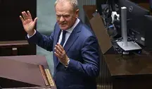 Najnowszy sondaż CBOS pokazuje, że przeciwników rządu Donalda Tuska wciąż jest więcej niż jego zwolenników, a większość badanych negatywnie ocenia premiera.