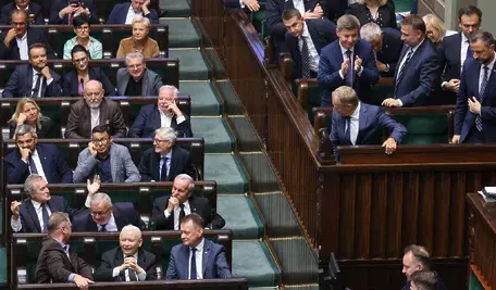 Donald Tusk zapewne myśli, że opieranie się na słowach osób podejrzanych zrobi wrażenie na myślących Polakach. Nie zrobi