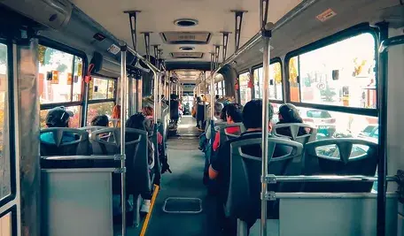33-letni imigrant z Iraku został oskarżony o gwałt na 14-letnim chłopcu, którego poznał w autobusie