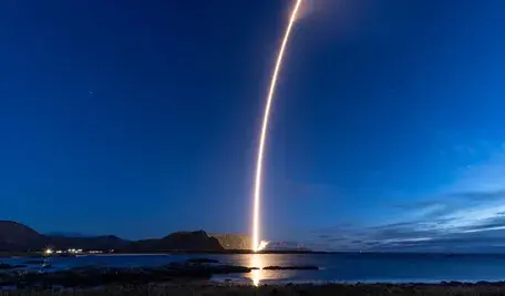 Rakieta Spectrum firmy Isar Aerospace startuje z kosmodromu Andøya w Norwegii, pozostawiając jasny ślad na nocnym niebie.