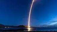 Rakieta Spectrum firmy Isar Aerospace startuje z kosmodromu Andøya w Norwegii, pozostawiając jasny ślad na nocnym niebie.