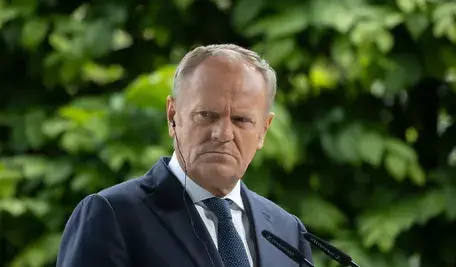 Donald Tusk zaciska usta w grymasie nienawiści do naszej udręczonej Ojczyzny
