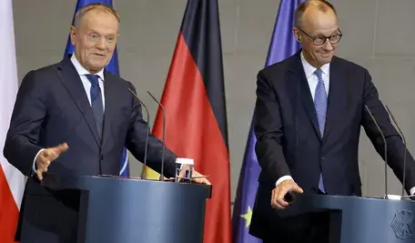 Tusk i Merz wymieniają uśmiechy, ale Polacy nie podzielają tej sympatii
