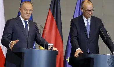 Tusk i Merz wymieniają uśmiechy, ale Polacy nie podzielają tej sympatii