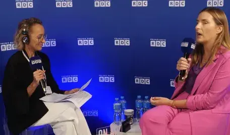 Magdalena Sobkowiak-Czarnecka tłumaczy różnice w poglądach politycznych młodych kobiet i mężczyzn, wskazując na zmieniające się relacje społeczne.