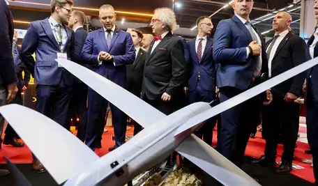 Prezydent RP Karol Nawrocki na stoisku Grupy WB podczas Międzynarodowego Salonu Przemysłu Obronnego MSPO w Kielcach, w tle bezzałogowy system dronowy / amunicja krążąca Warmate.