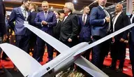 Prezydent RP Karol Nawrocki na stoisku Grupy WB podczas Międzynarodowego Salonu Przemysłu Obronnego MSPO w Kielcach, w tle bezzałogowy system dronowy / amunicja krążąca Warmate.