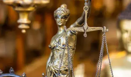 Media ujawniły szczegóły wyroków, jakie w przeszłości usłyszał gnieźnieński chirurg Mateusz Hen