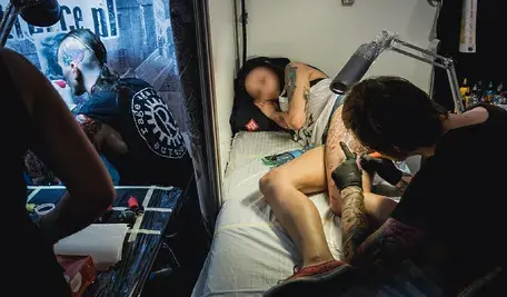 Tatuaż na nodze wykonywany w Gdańsku 