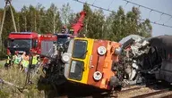 Po staranowaniu przez betoniarkę lokomotywa i jadące za nią wagony wypadły z torów