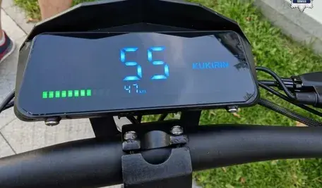 Wyświetlacz hulajnogi elektrycznej KuKirin pokazujący prędkość 55 km/h zatrzymanej przez policję w Gliwicach