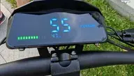 Wyświetlacz hulajnogi elektrycznej KuKirin pokazujący prędkość 55 km/h zatrzymanej przez policję w Gliwicach