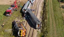 Cieżarówka staranował pociąg uderzając w pierwszy wagon za lokomotywą